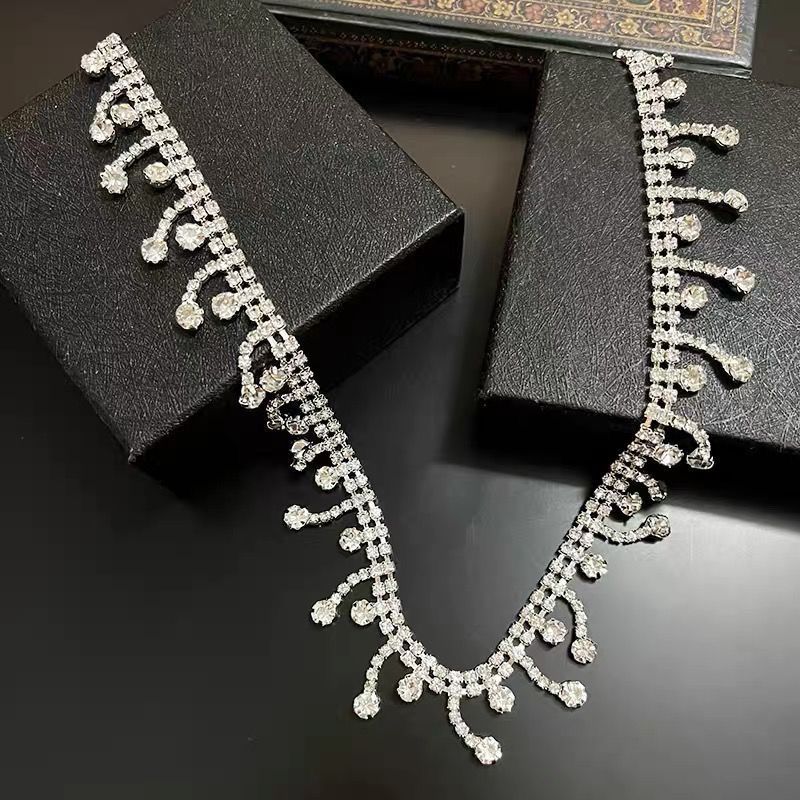 Fashionable And Elegant Women's Silver Tassel Glass Rhinestone Collarbone Chain