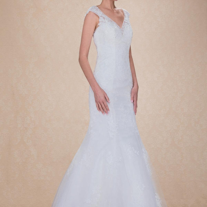 (LIVE 69) A beautiful gown, off-shoulder, reveals noble air.