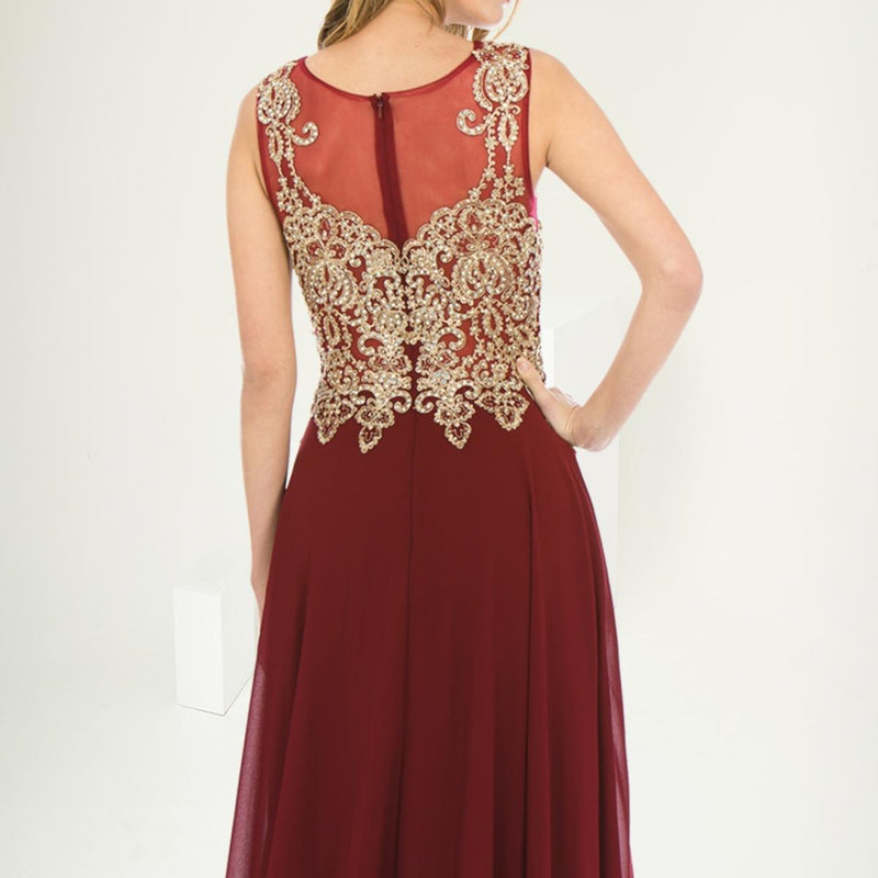 A beautiful gown, off-shoulder, reveals noble air.
