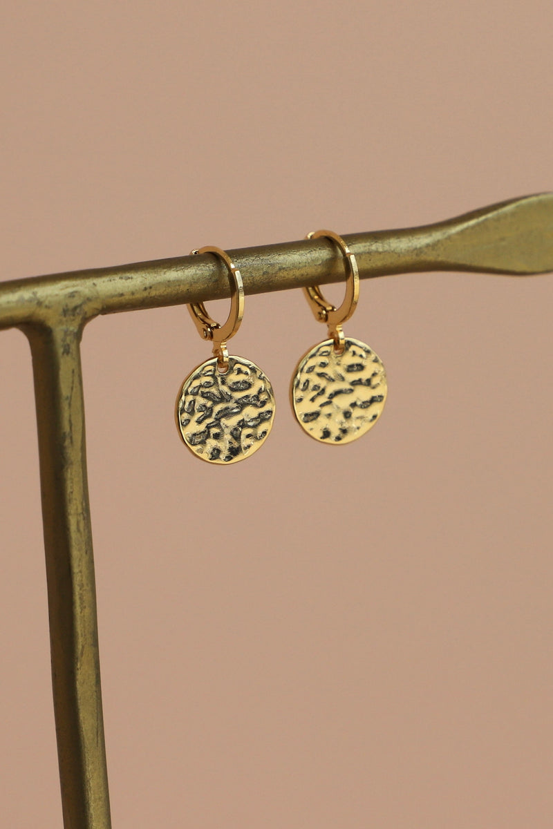 HAMMERED MEDALLION HUGGIES