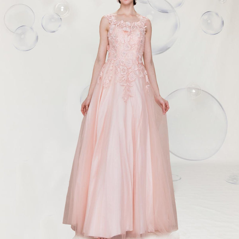 Gowns shine, lace details, light up occasions.