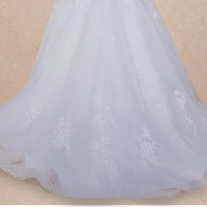 (LIVE 69) A beautiful gown, off-shoulder, reveals noble air.