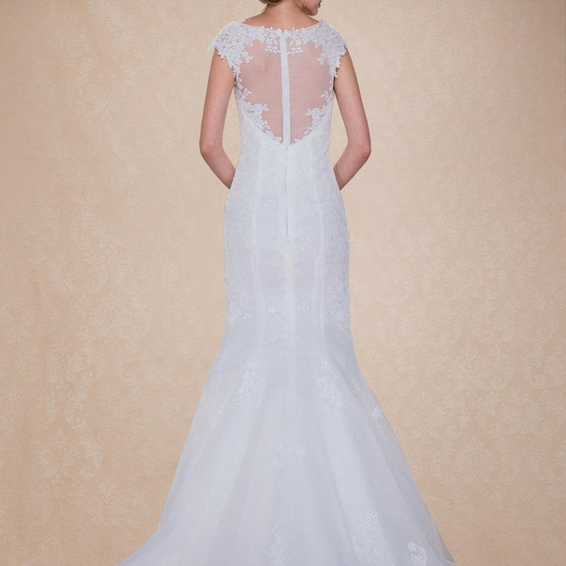 (LIVE 69) A beautiful gown, off-shoulder, reveals noble air.