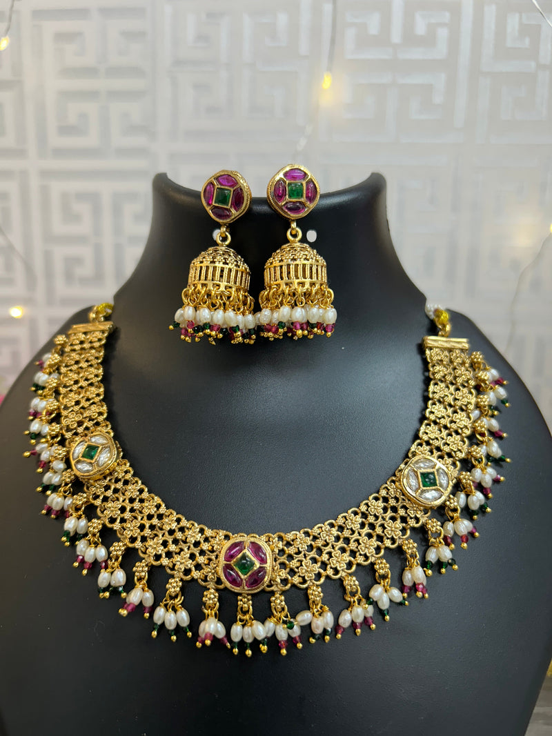 Gold polished necklace set