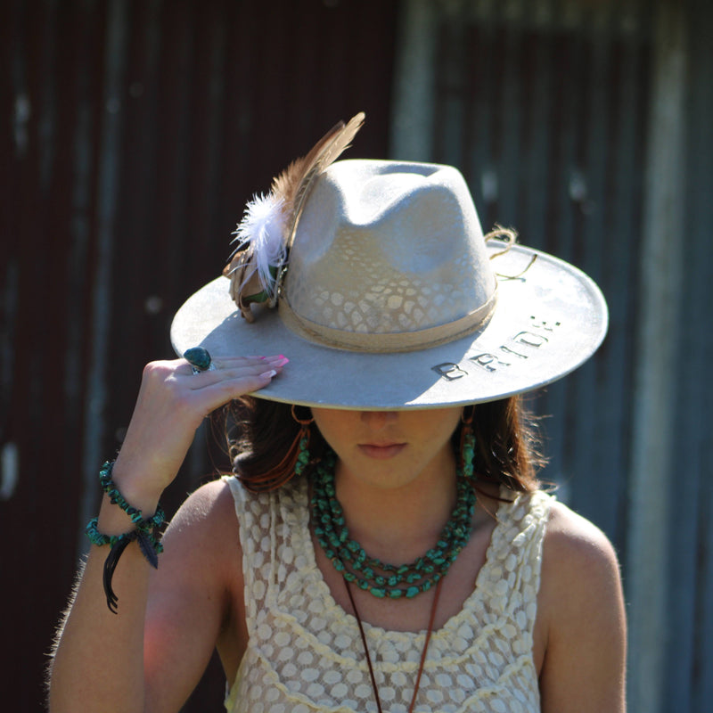 Natural Turquoise Stretch Bracelet w/ Feather 809k