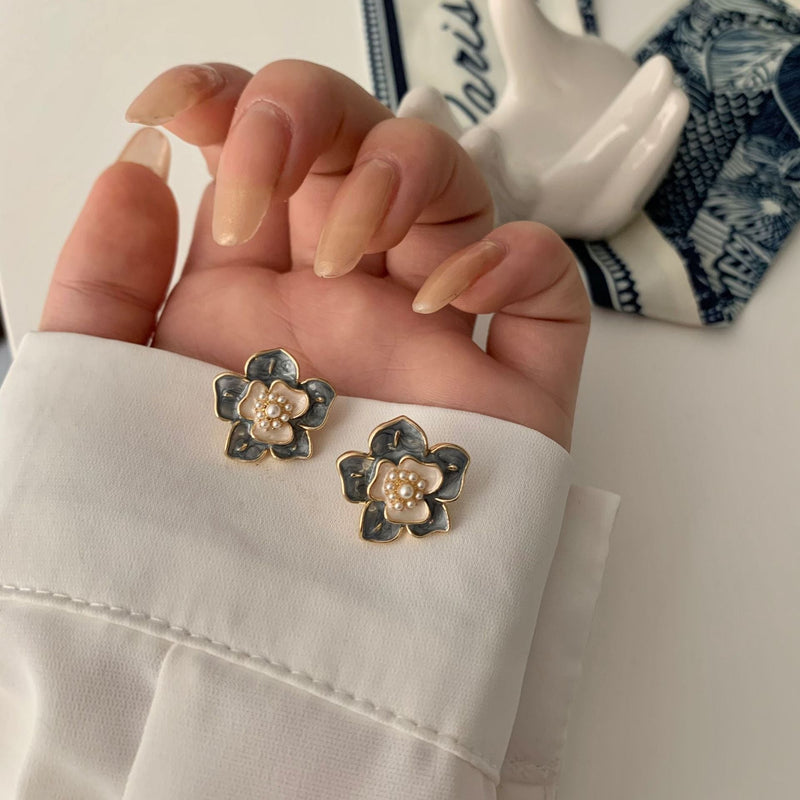 Gray Petal Daisy Earring