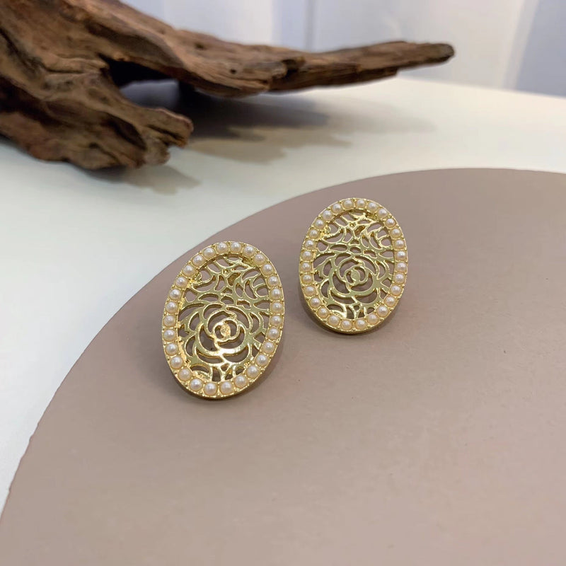 Hollow Pearl Oval Retro Earrings