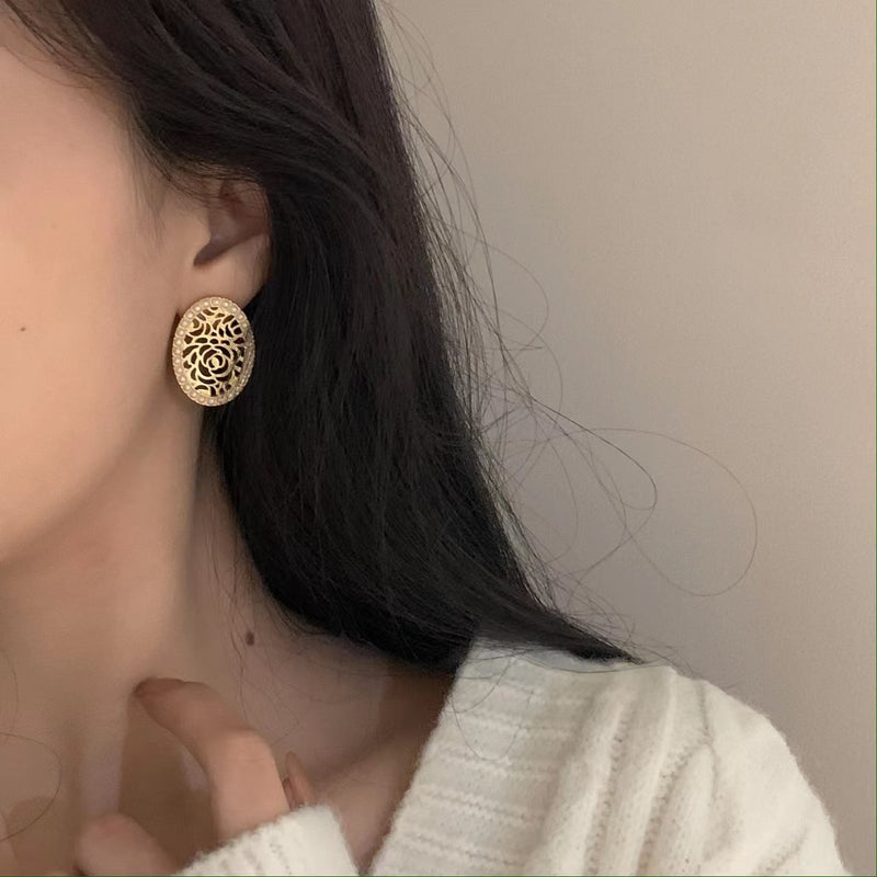 Hollow Pearl Oval Retro Earrings