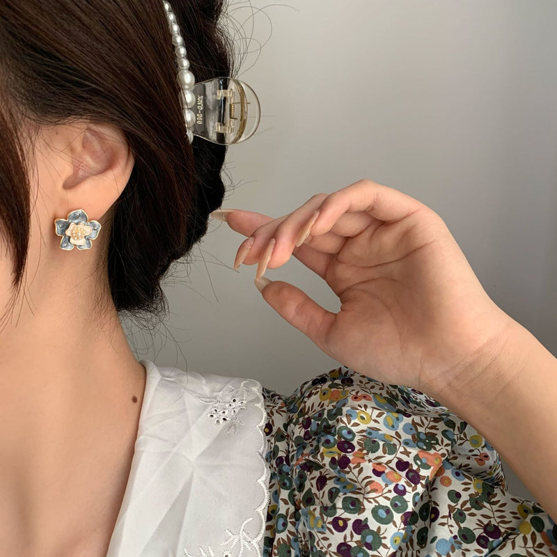 Gray Petal Daisy Earring