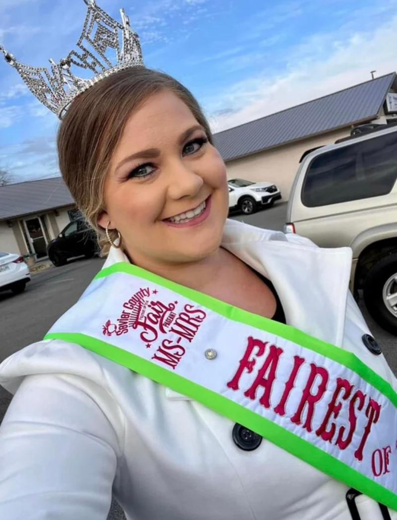 AB Queen | Magnetic Brooch Pin