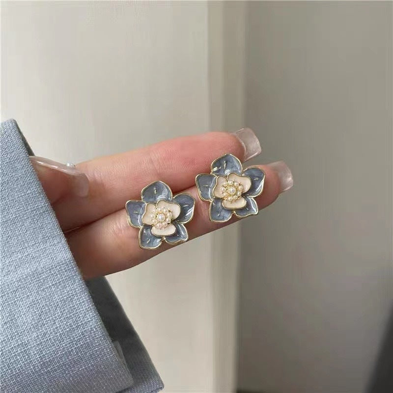 Gray Petal Daisy Earring