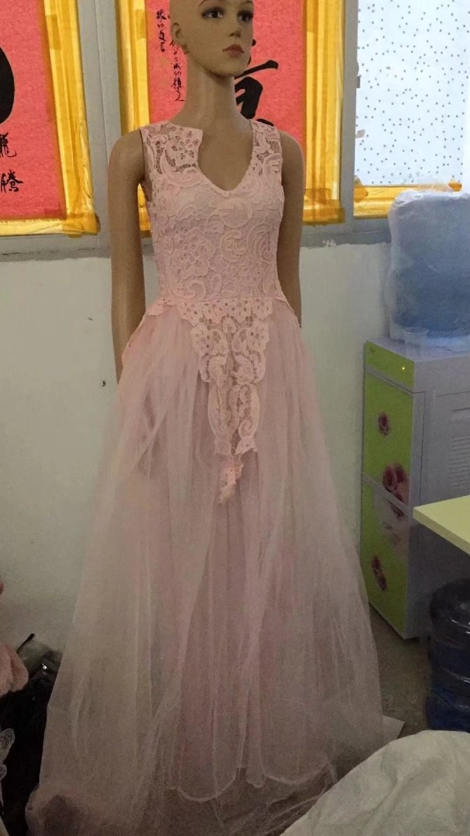 Sleeveless Floral Lace Wedding Dress - Romantic Bridal Gown with Flower Appliqués