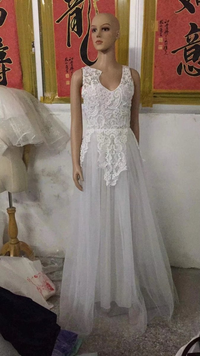 Sleeveless Floral Lace Wedding Dress - Romantic Bridal Gown with Flower Appliqués