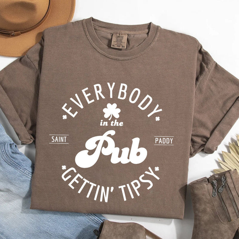 Funny Shirt – Everybody in the Pub Gettin' Tipsy Tee